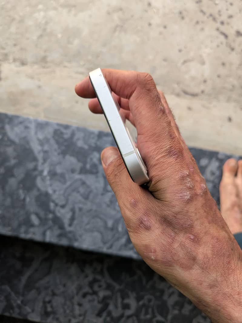 Apple iPhone 12 4