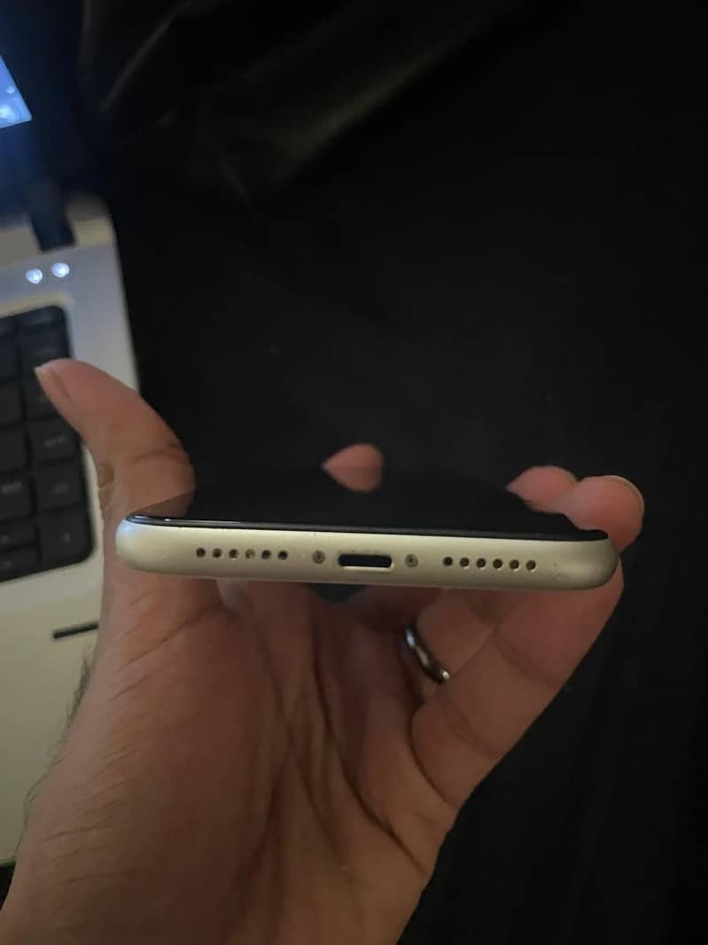 Apple iPhone 11 4