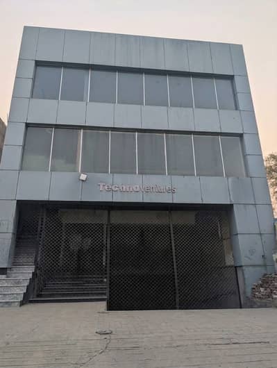1 kanal Commercial Building Available For Rent