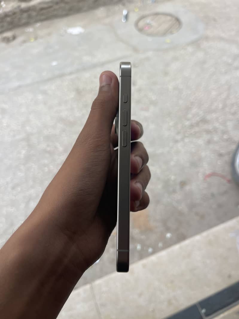 Apple iPhone 15 Pro 4