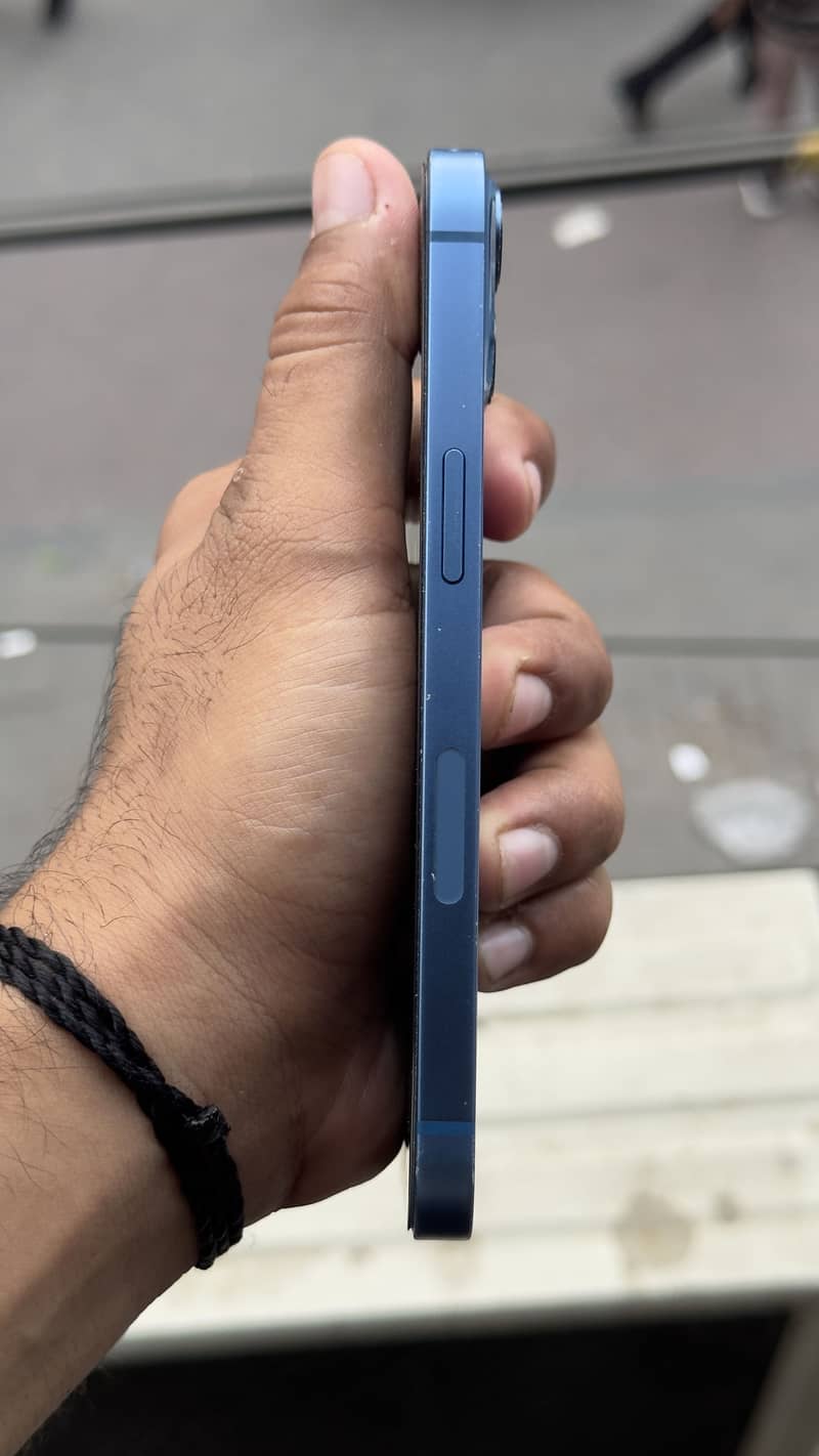 Apple iPhone 13 8