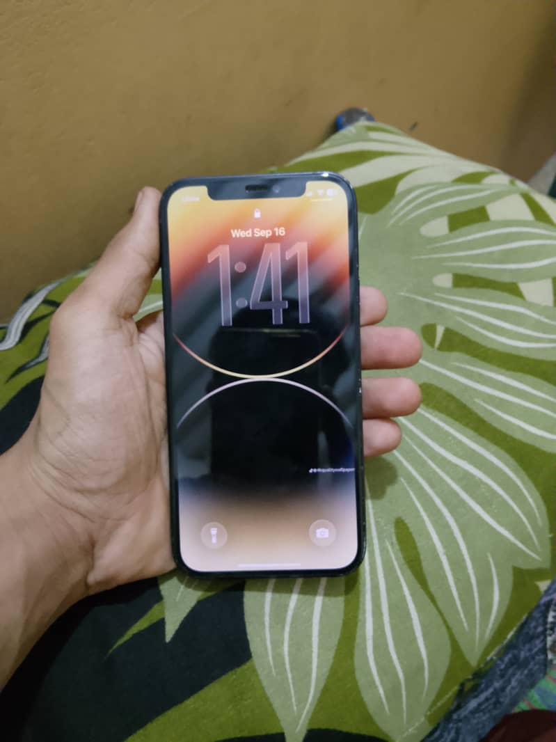 Apple iPhone 12 4