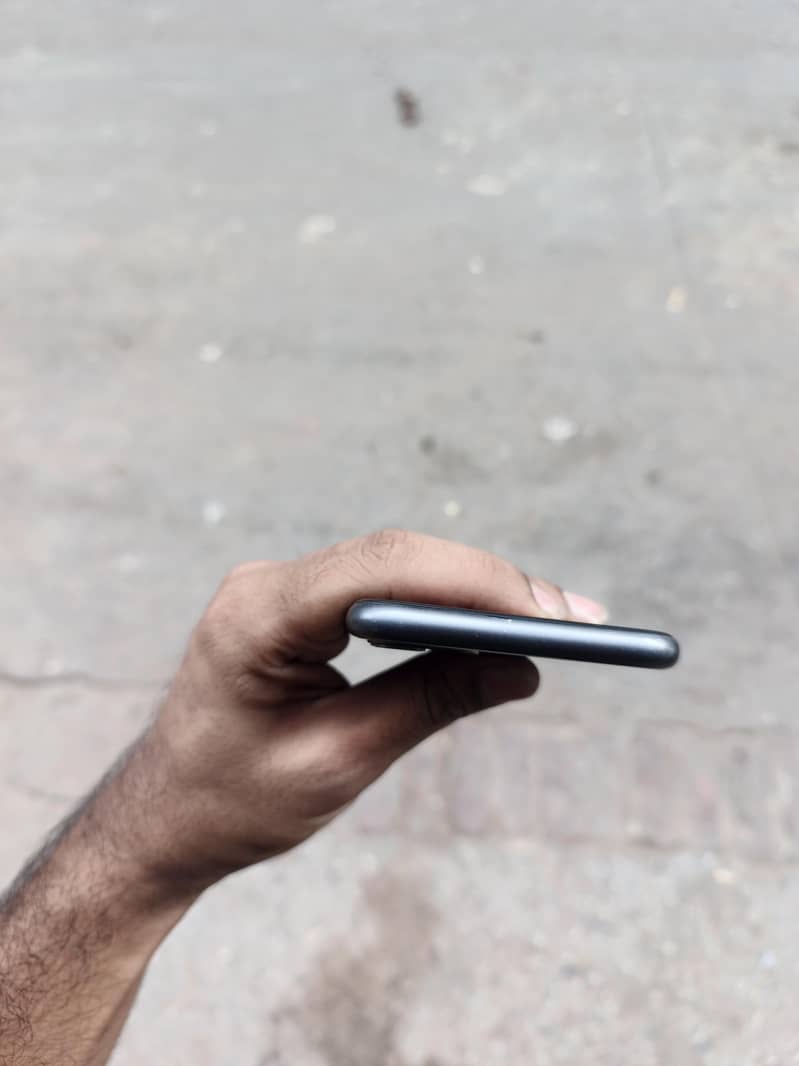 Apple iPhone 11 4