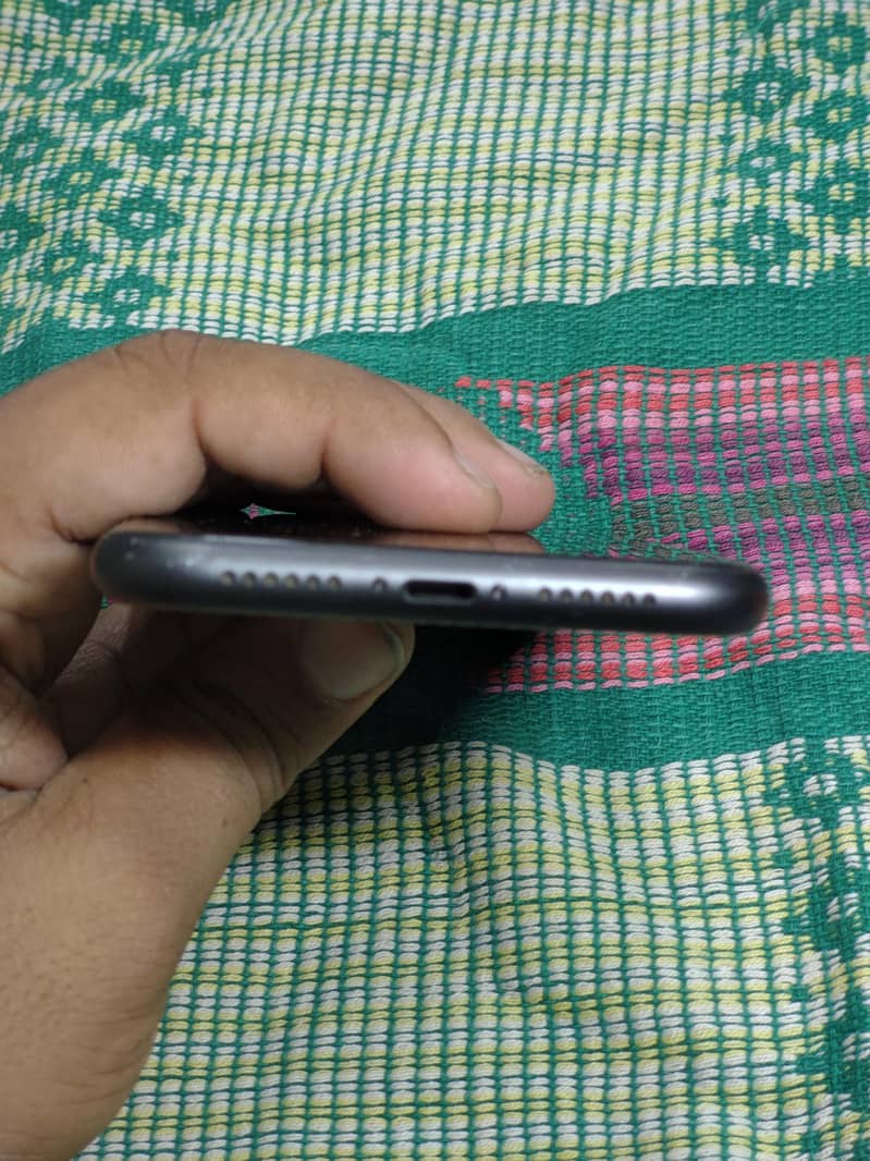 Apple iPhone 11 4