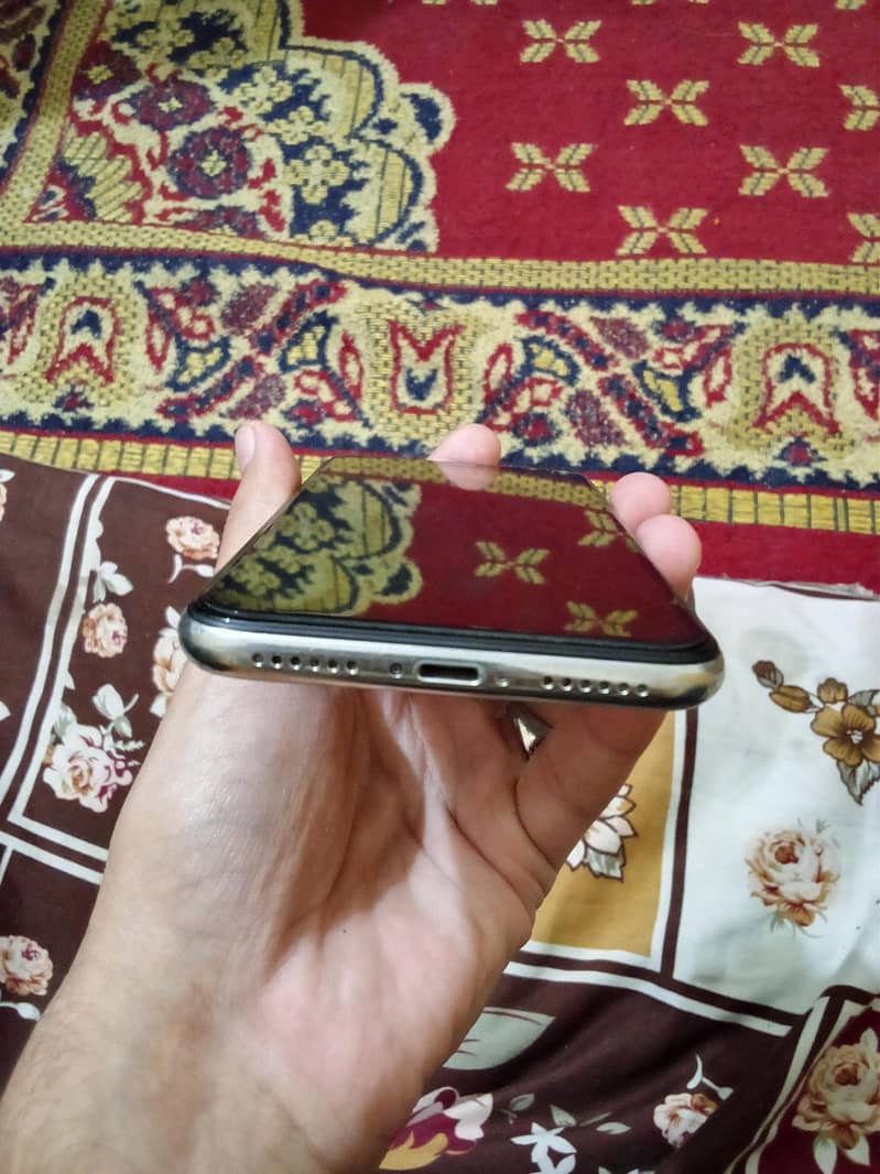 Apple iPhone X 4
