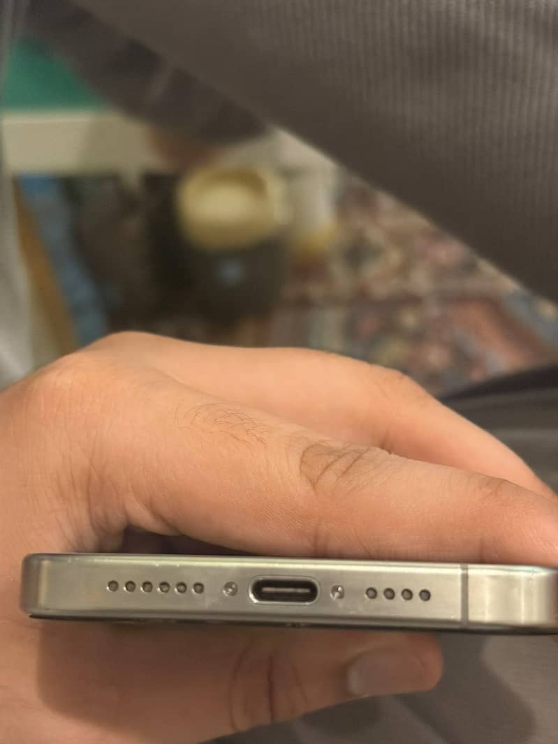 Apple iPhone 15 Pro Max 4