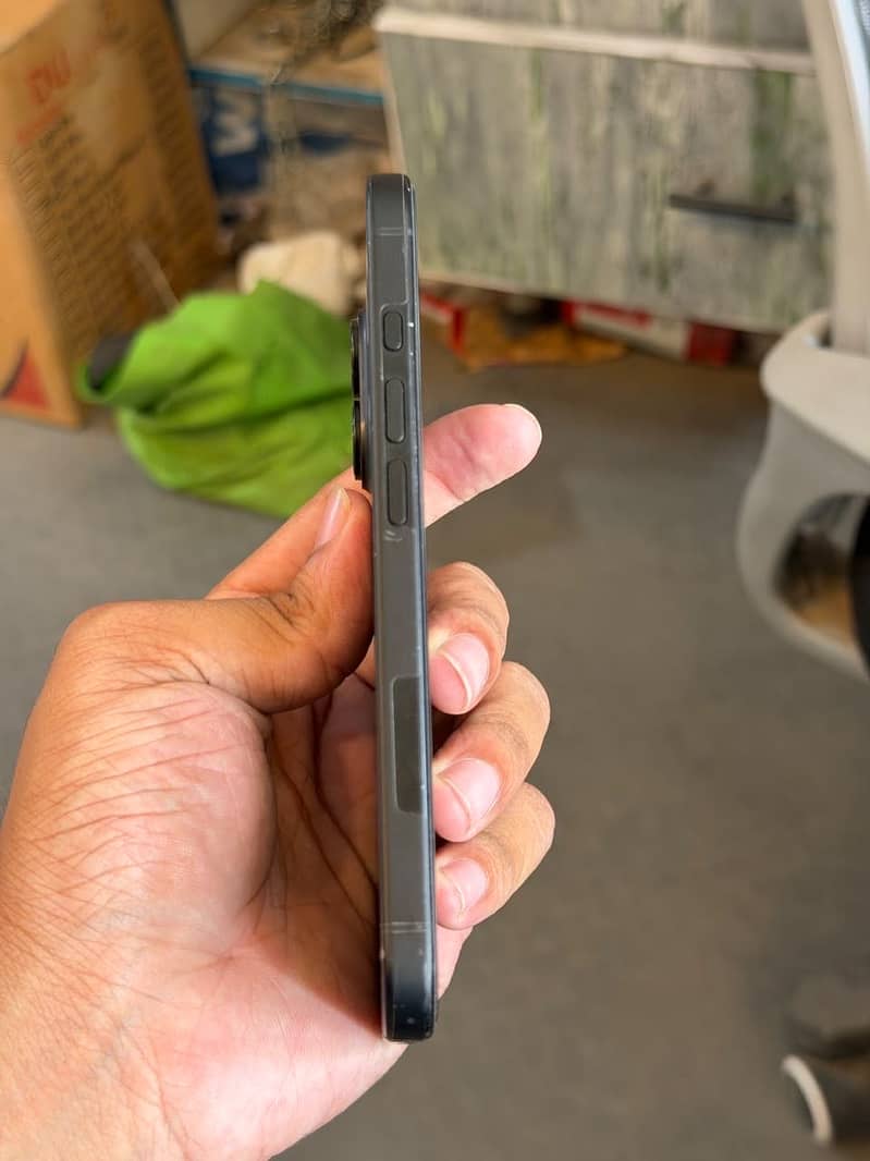 Apple iPhone 16 3