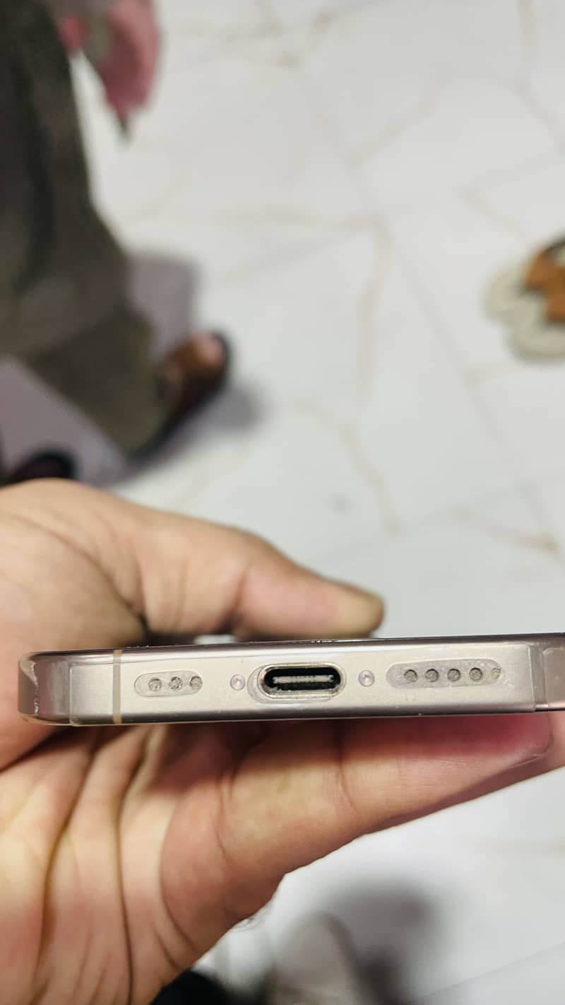 Apple iPhone 16 Pro 4