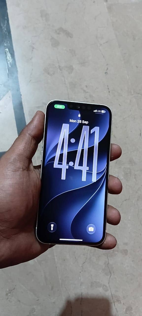 Apple iPhone 13 5