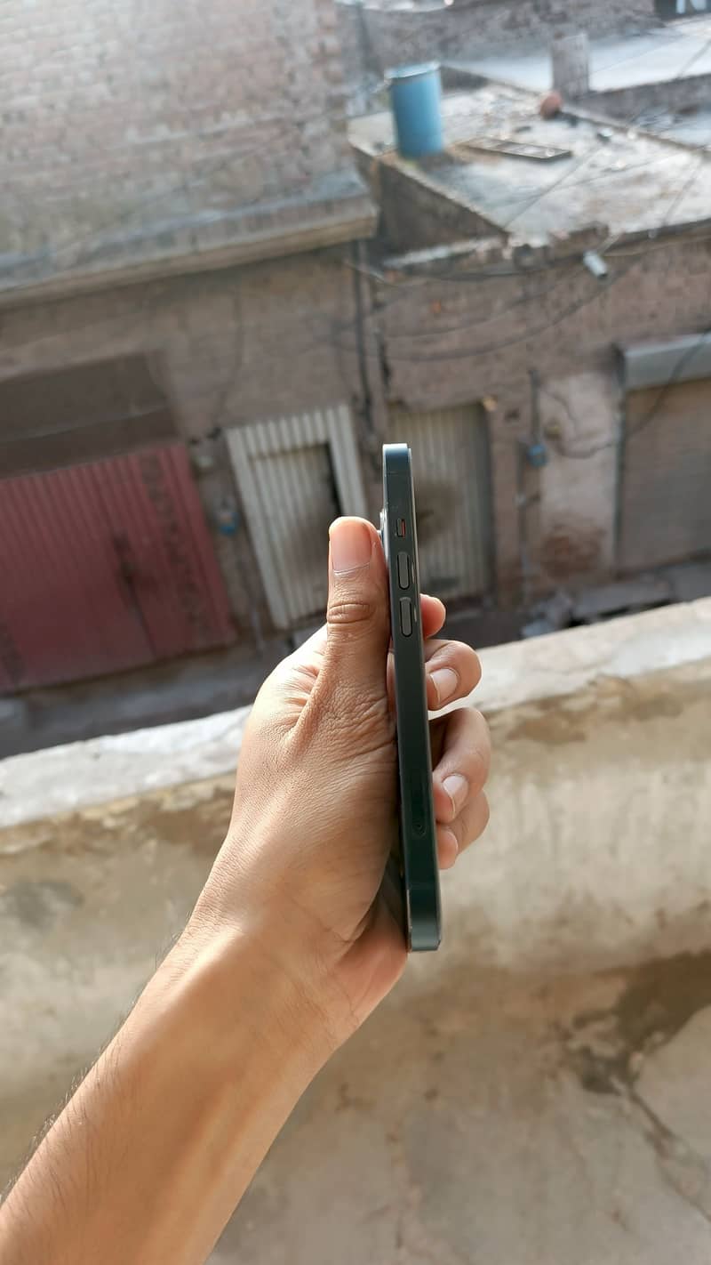 Apple iPhone 13 4