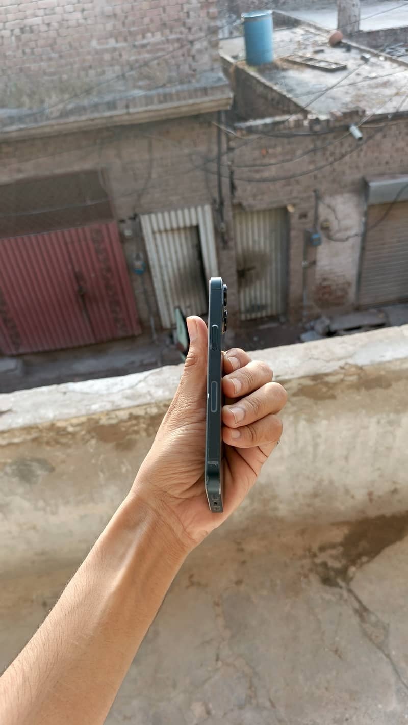 Apple iPhone 13 5