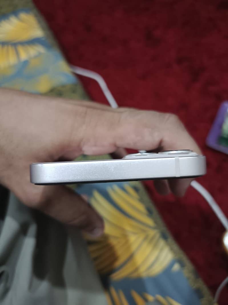 Apple iPhone 13 4