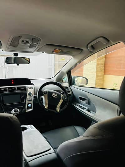 Toyota Prius Alpha 2014