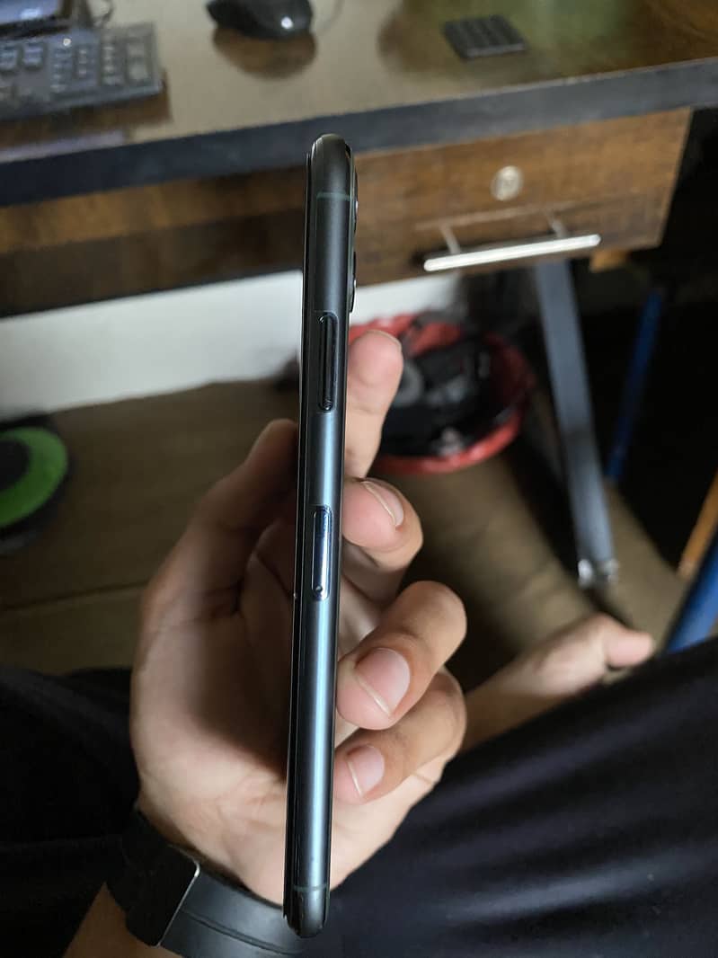 Apple iPhone 11 Pro Max 4