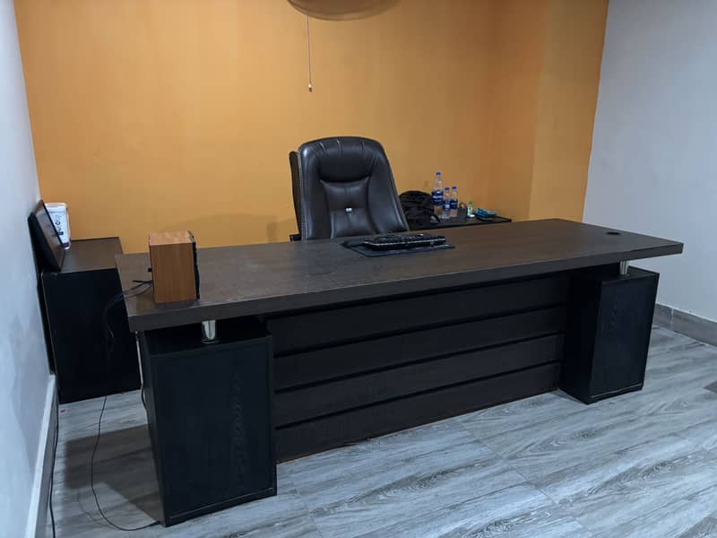 Office table with 2 side tables 1