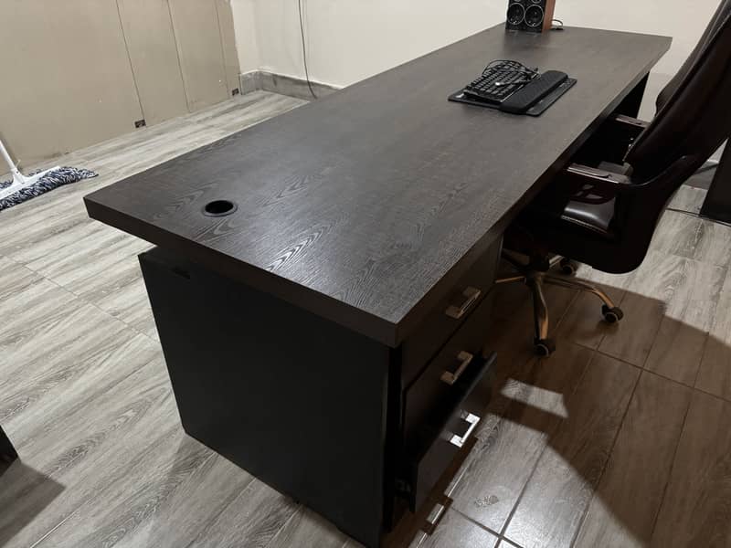 Office table with 2 side tables 2