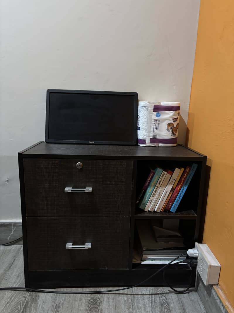 Office table with 2 side tables 4
