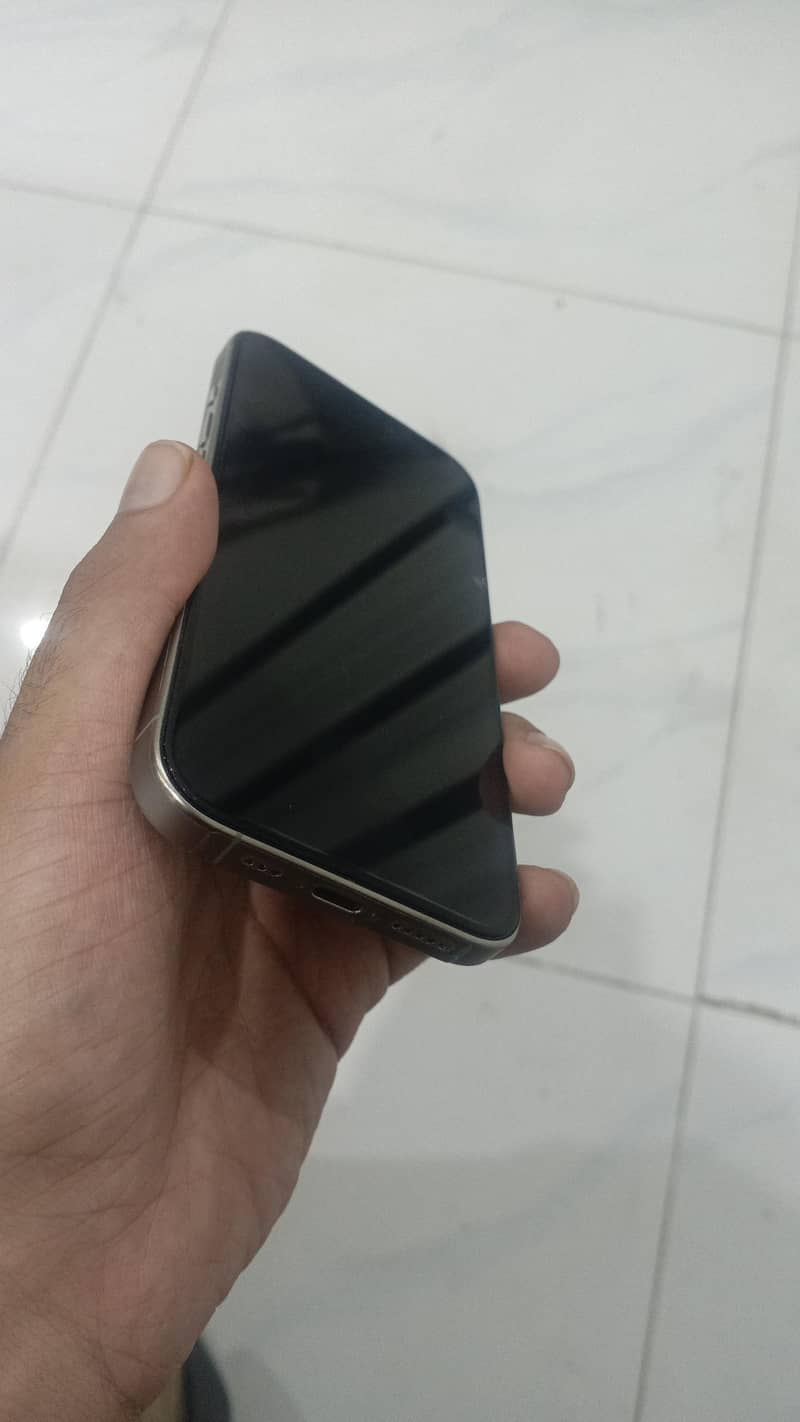 Apple iPhone 15 Pro 4