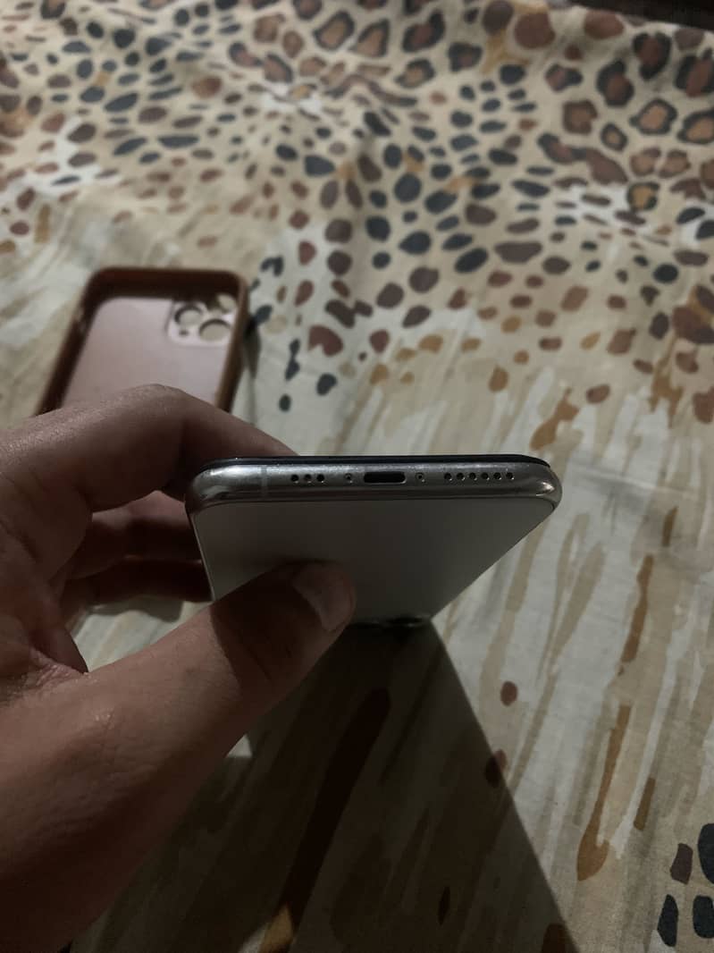 Apple iPhone 11 Pro 4