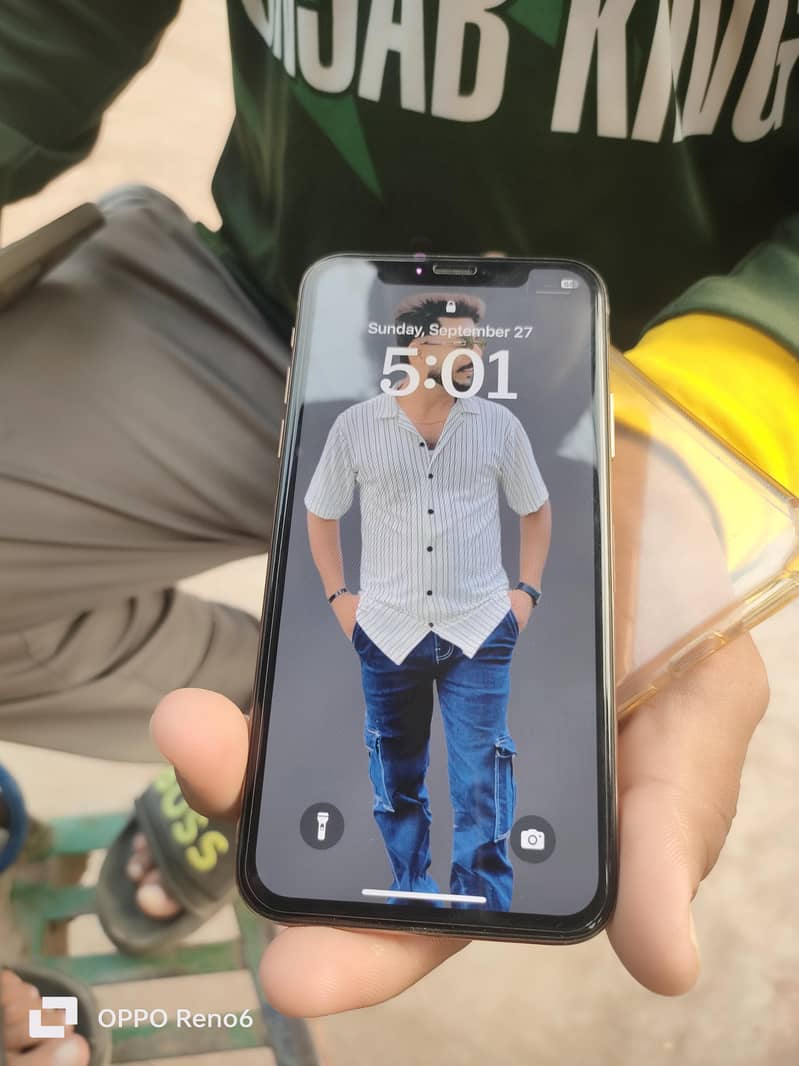 Apple iPhone XS 4