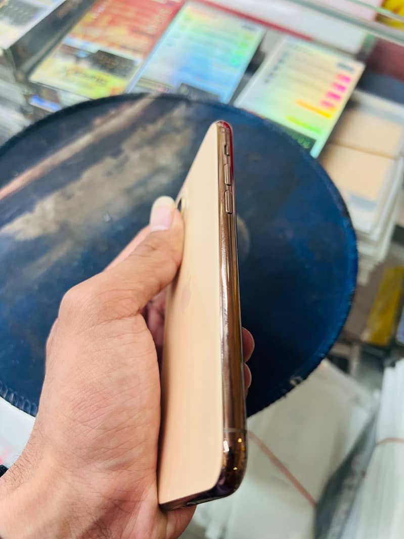 Apple iPhone 11 Pro 4