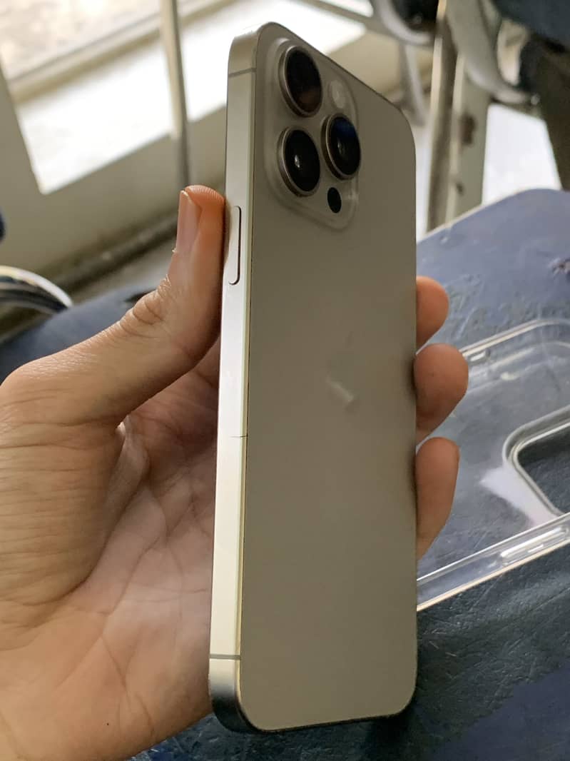 Apple iPhone 15 Pro Max 2