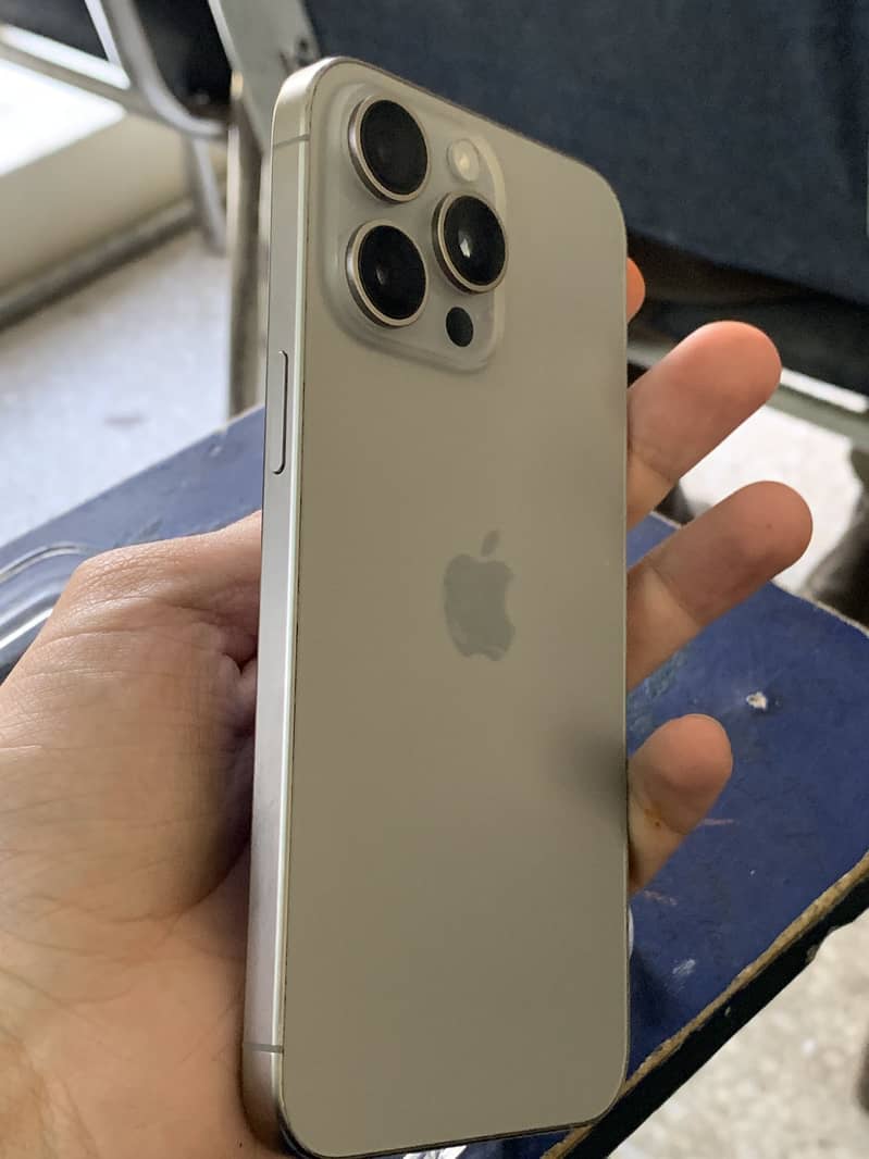 Apple iPhone 15 Pro Max 4