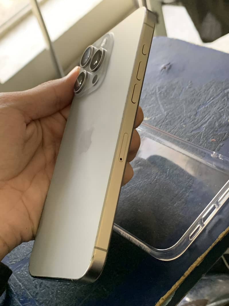 Apple iPhone 15 Pro Max 5