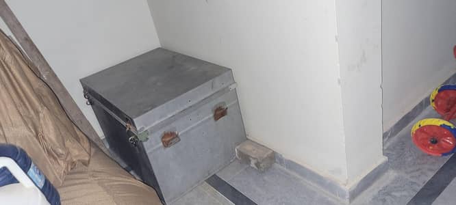 Trunk Metal used but excellent condition