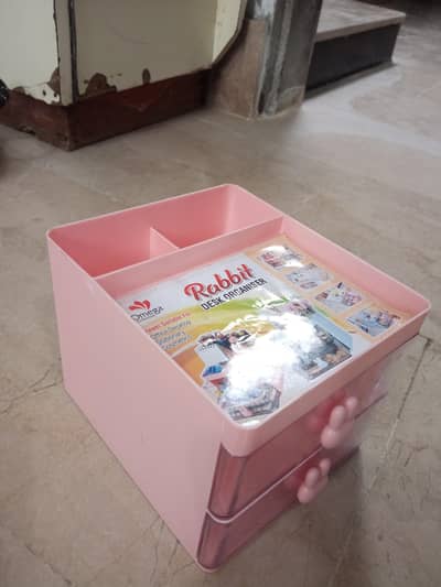 makeup organizer