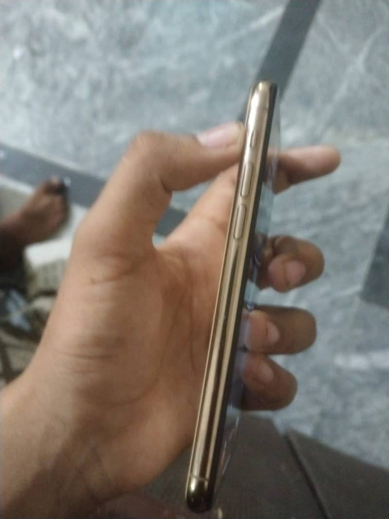 Apple iPhone 11 Pro 4