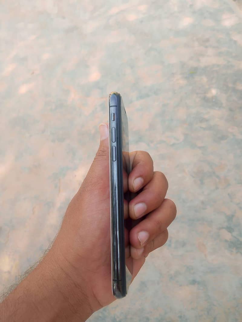 Apple iPhone X 4
