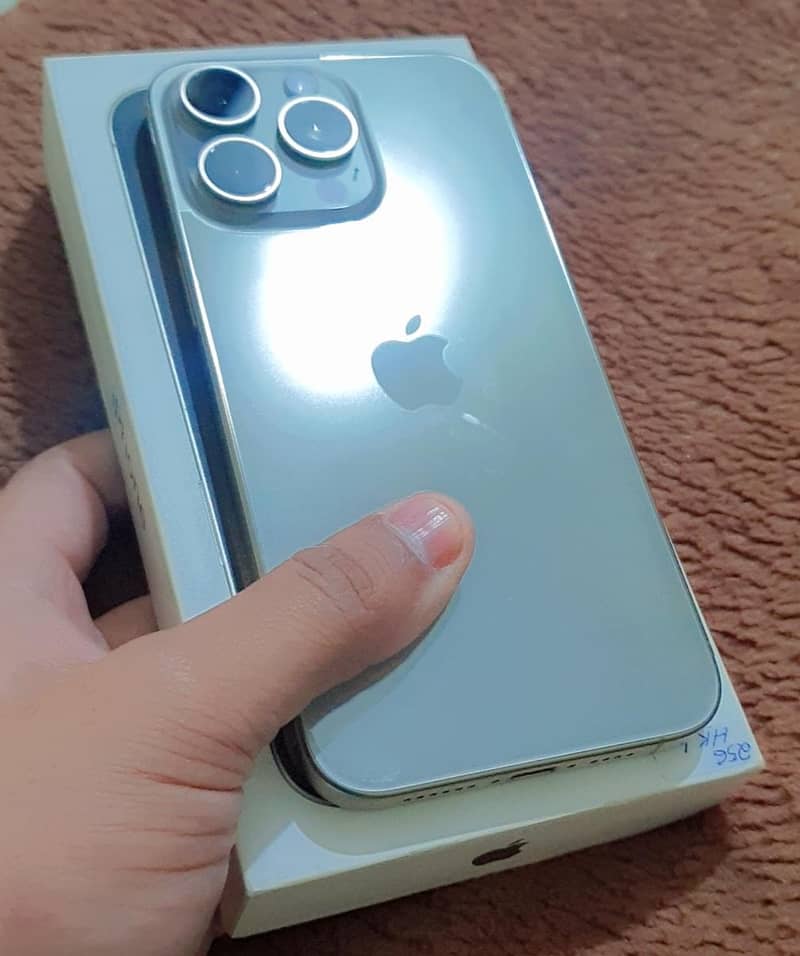 Apple iPhone 15 Pro Max 4
