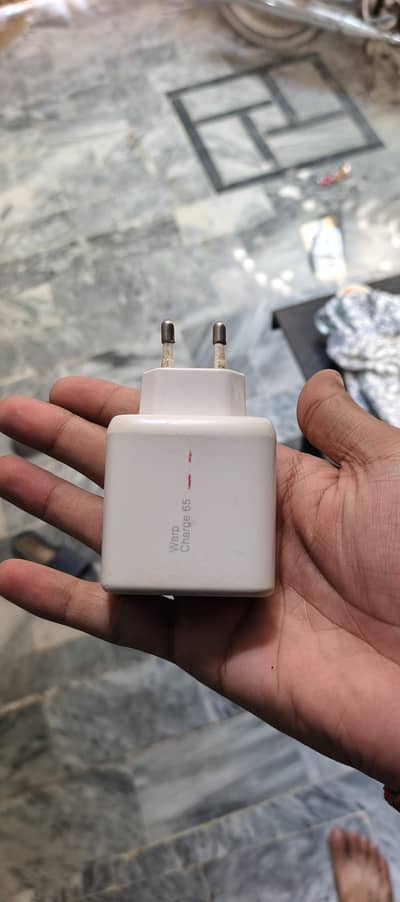 oneplus 65v warp charger lat maal