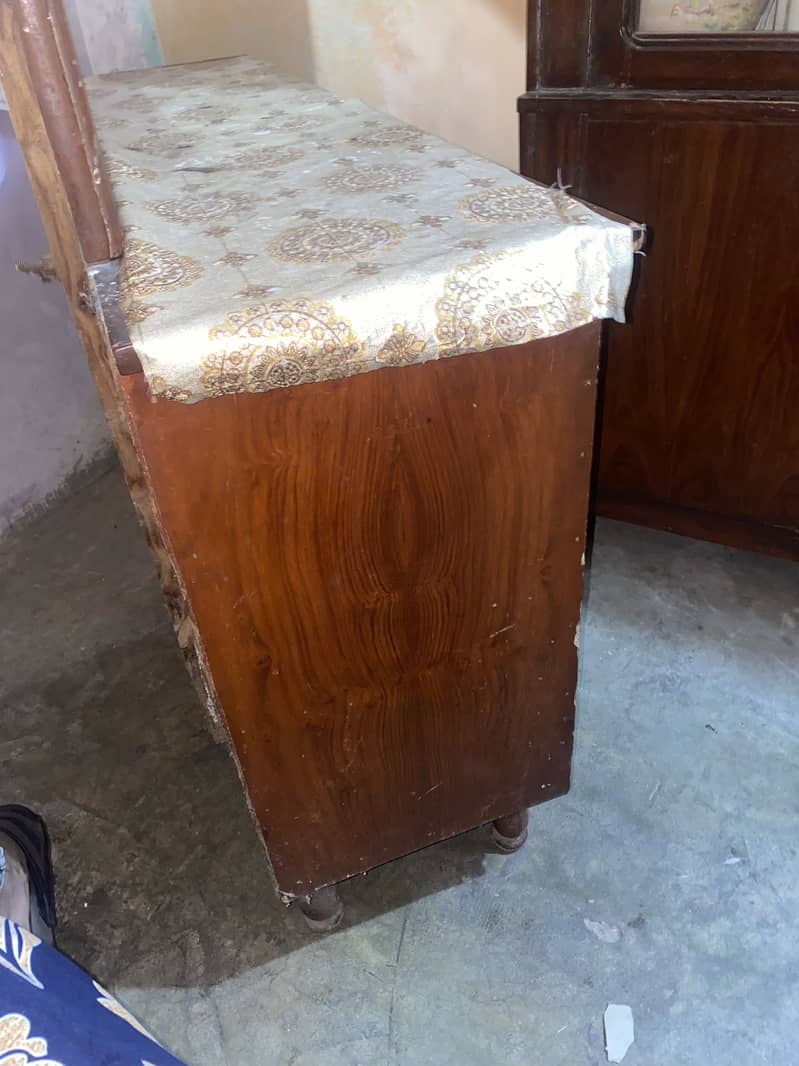 Dressing table good condition 8k only 1