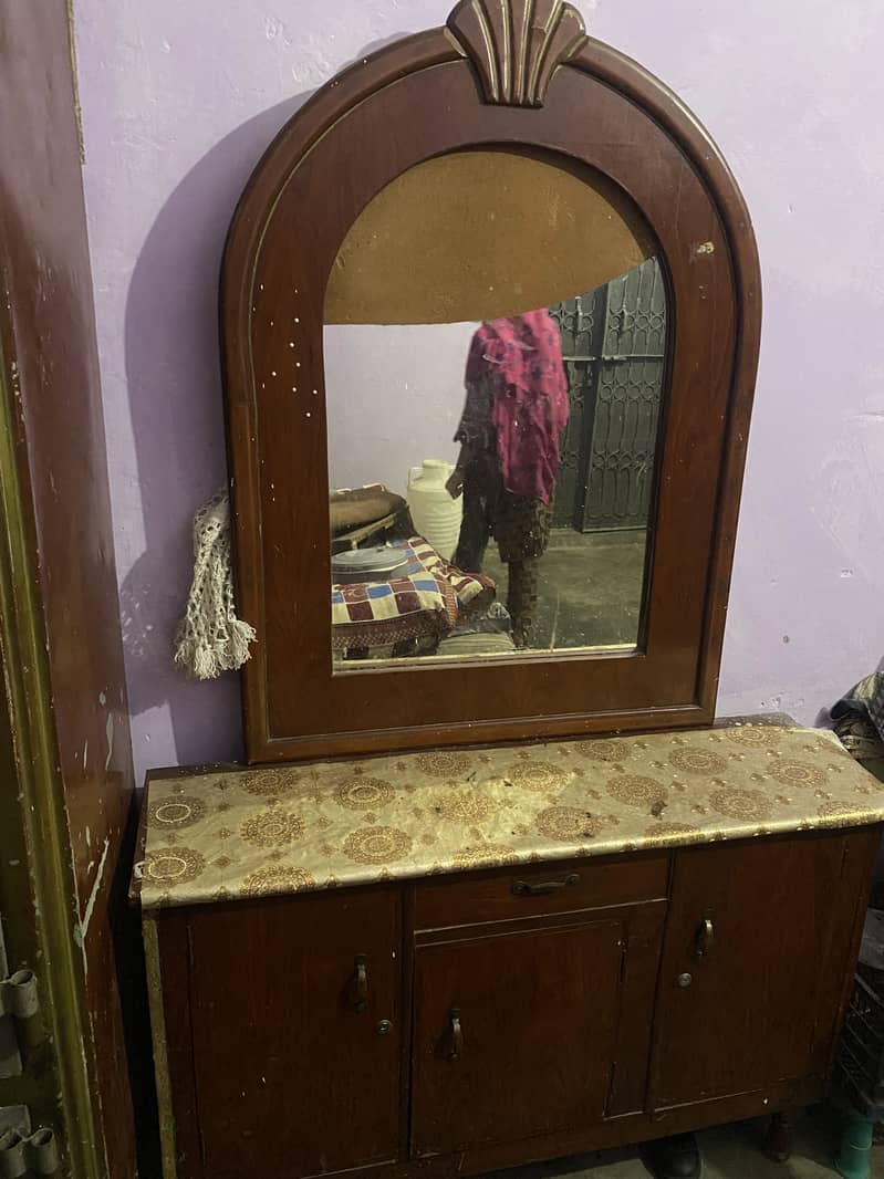 Dressing table good condition 8k only 2