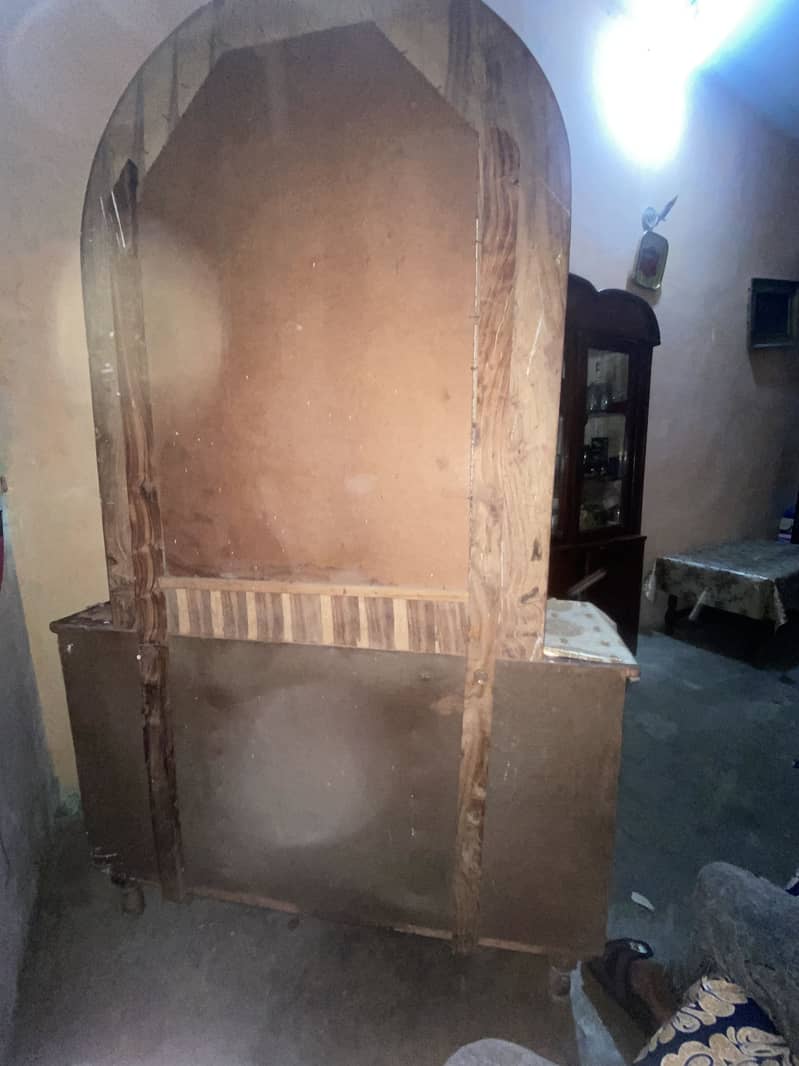 Dressing table good condition 8k only 3
