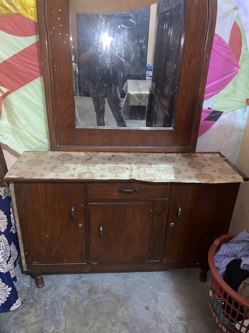 Dressing table good condition 8k only 4