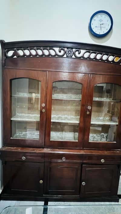 Solid Showcase in Good Condition