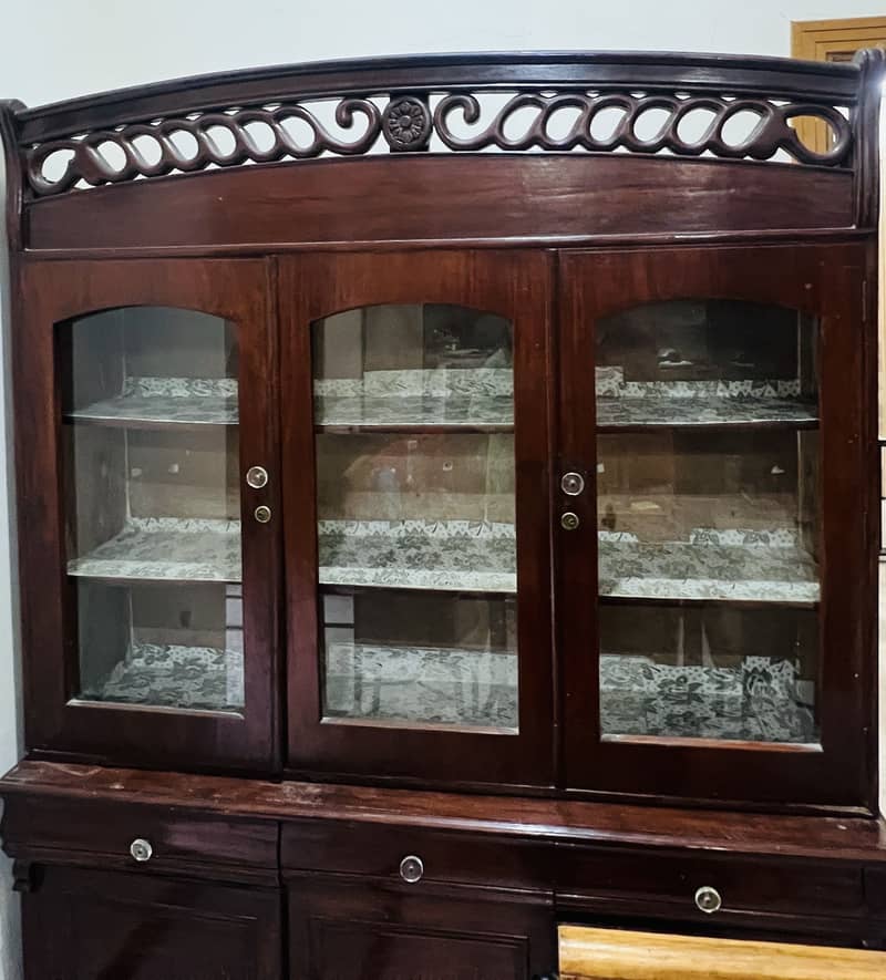Solid Showcase in Good Condition 1
