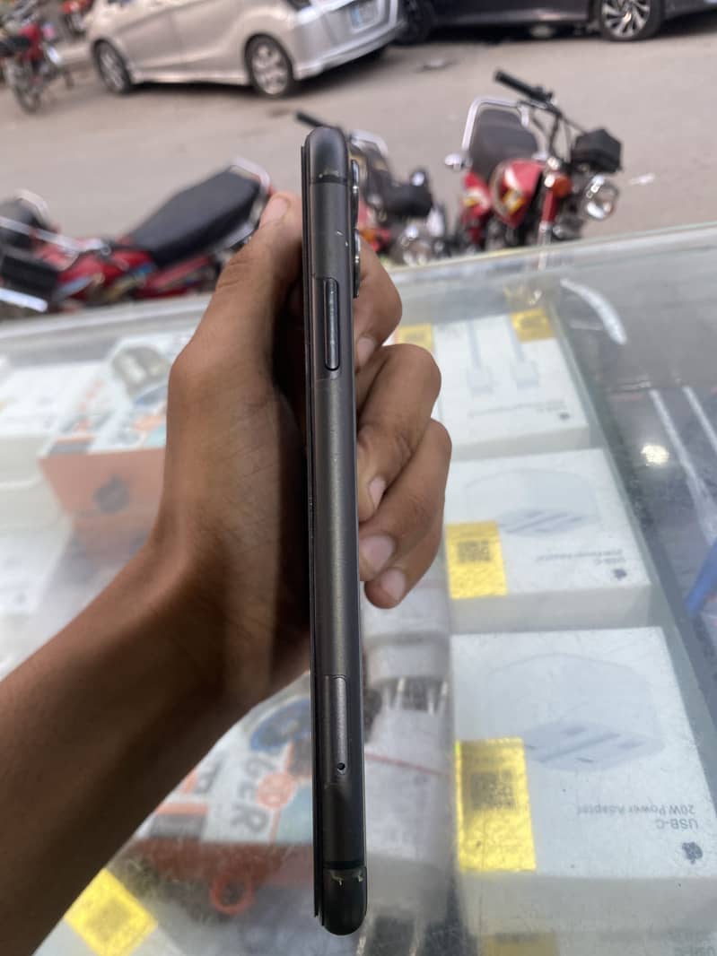 Apple iPhone 11 3
