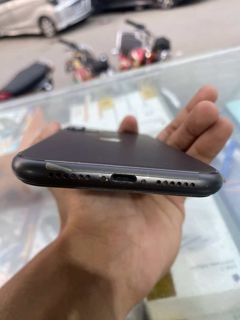 Apple iPhone 11 4