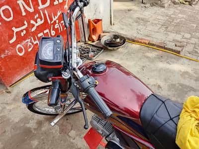 bohat achi bike h bilkul saf bike h koi msla ni h is ko ducment bilkul
