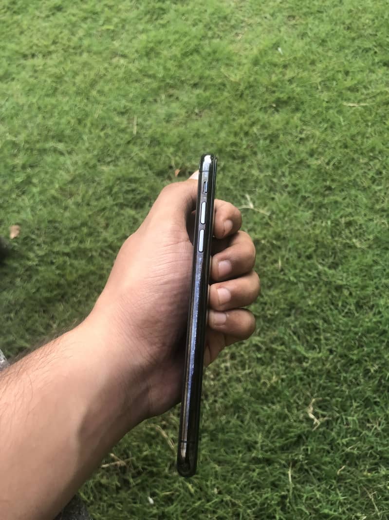 Apple iPhone XS 3