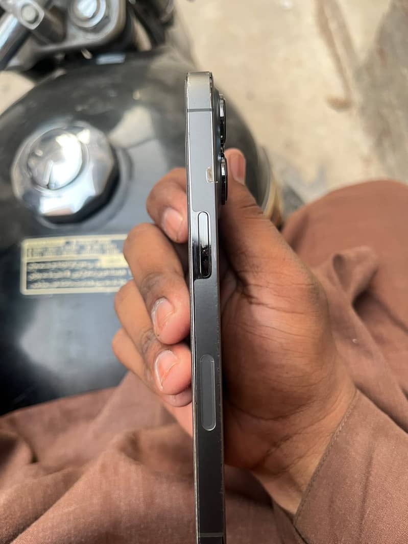 Apple iPhone 13 Pro 2