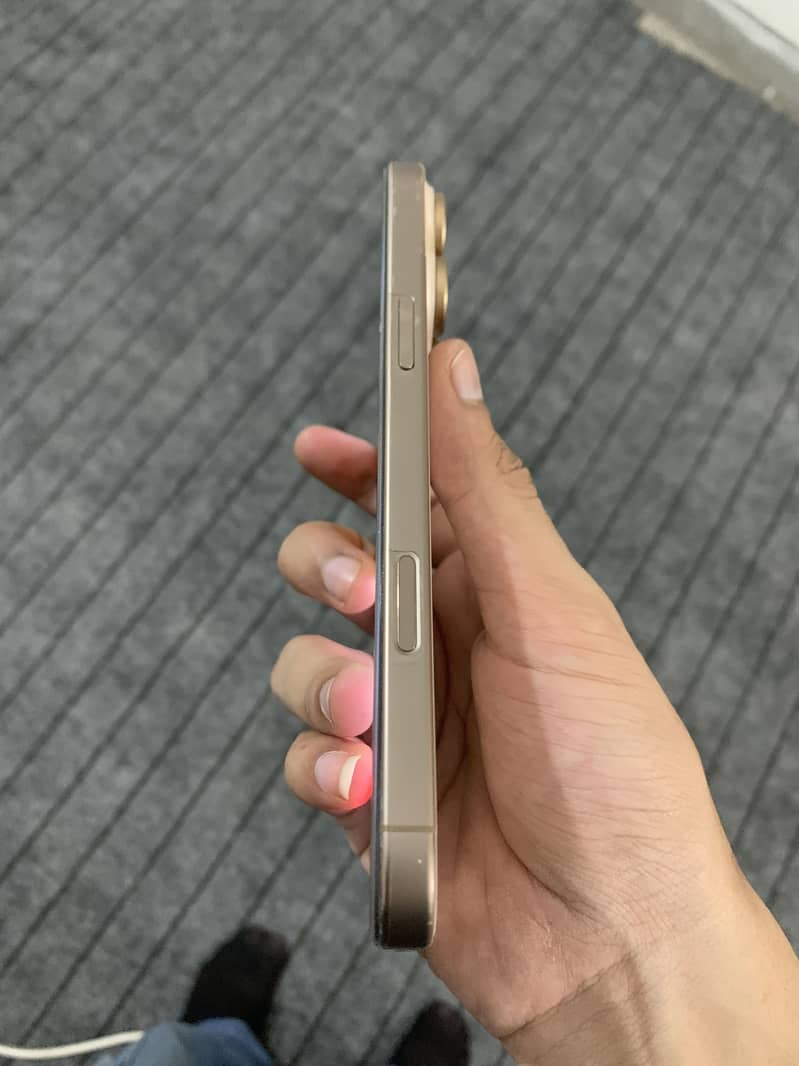 Apple iPhone 16 Pro Max 2