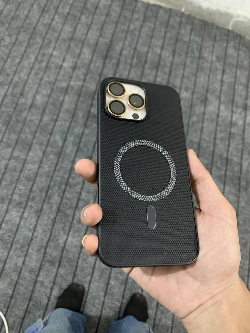 Apple iPhone 16 Pro Max 4