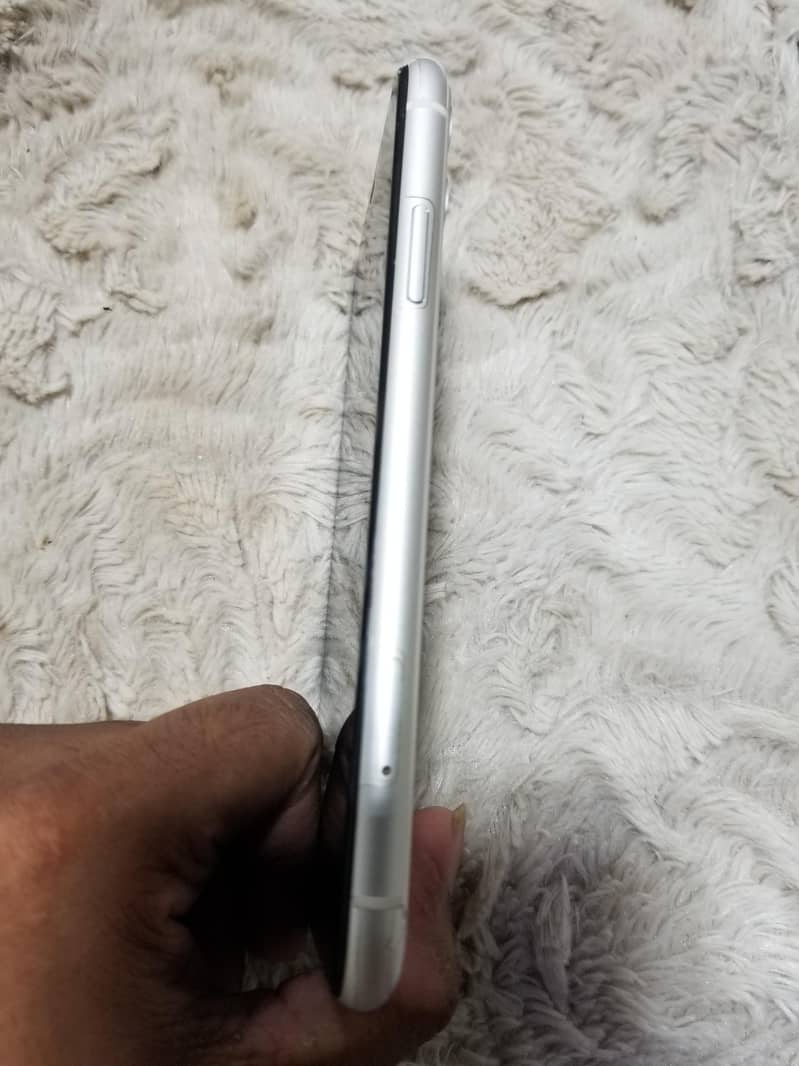 Apple iPhone 11 3