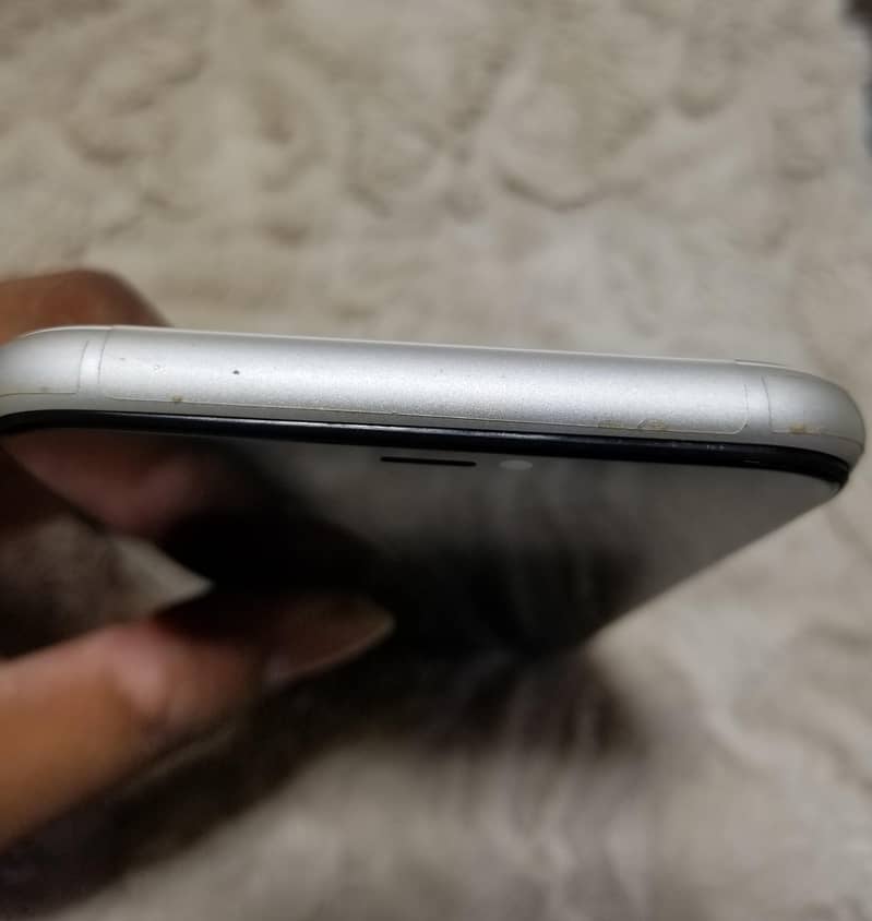 Apple iPhone 11 4