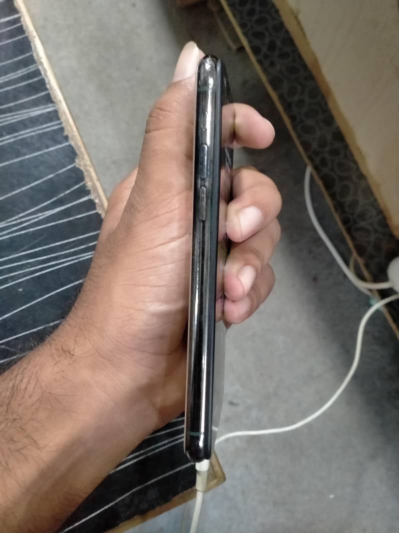 Apple iPhone 11 Pro 4